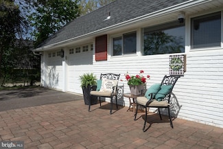 28 Rust Hill Rd, Levittown, PA 19056