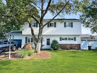 3 Woods Ln, Centereach, NY 11720