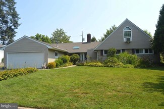 30 Fieldstone Rd, Levittown, PA 19056