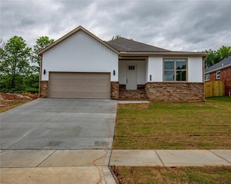 902 E Buchanan St, Prairie Grove, AR 72753