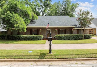 907 E Houston Ave, Crockett, TX 75835