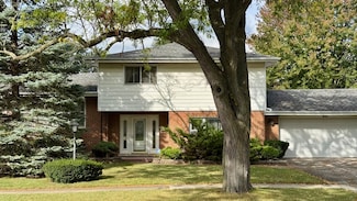 900 E Golfview Dr, Mount Prospect, IL 60056