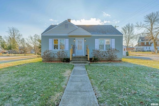 117 NE 3rd St, Hopedale, IL 61747