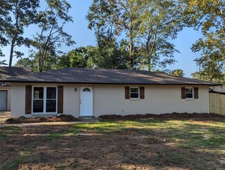 131 Meadow Lane Dr, Elmore, AL 36025