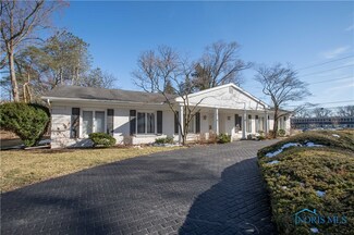 2708 Pembroke Rd, Ottawa Hills, OH 43606