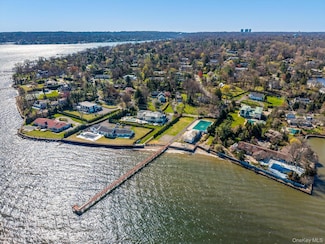 33 Harbour Rd, Kings Point, NY 11024