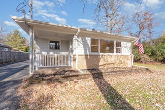 230 Bayshore Dr, Lake Bluff, IL 60044