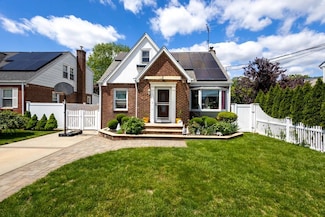 208 Harrison St, Franklin Square, NY 11010