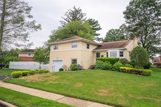 98 Virginia Ave, Plainview, NY 11803