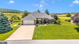 6796 Saint Annes Dr, Fayetteville, PA 17222