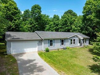 N6974 Tahquamenon Dr, Munising, MI 49862