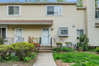 76 Woodland Dr, Roselle, NJ 07203