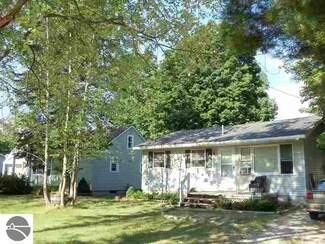 733 N Mill St, Northport, MI 49670