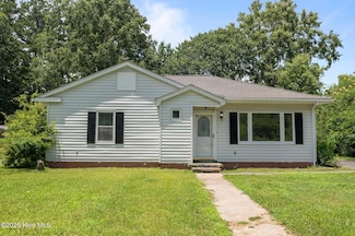 616 Larkspur Rd, Kinston, NC 28501