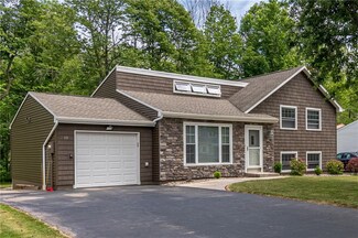 10 Thistlewood Ln, Spencerport, NY 14559
