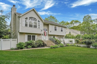 14 Arlington St, Patchogue, NY 11772