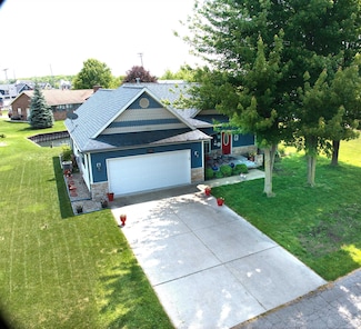 727 Townsend Dr, Algonac, MI 48001