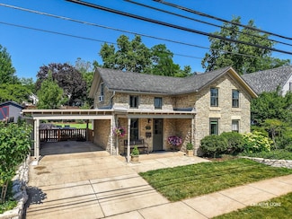 118 S River Ln, Geneva, IL 60134