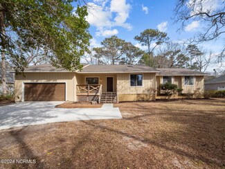 202 Hickory Ln, Hampstead, NC 28443