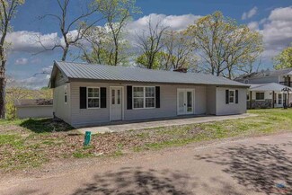 26235 Waterview Dr, Warsaw, MO 65355