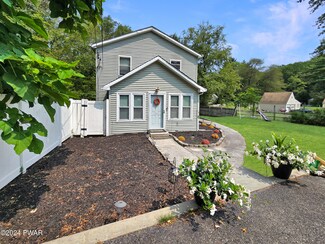 29 Horns Park Rd, Hyde Park, NY 12538