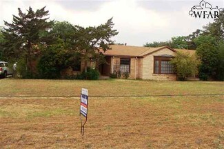 311 N 13th Ave, Munday, TX 76371