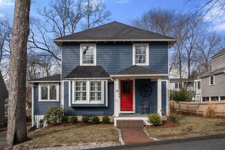 14 Curve St, Wellesley, MA 02482