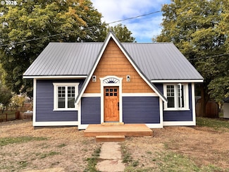 404 N Holmes St, Wallowa, OR 97885