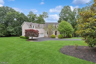 7 Pershing Ct, North Brunswick, NJ 08902