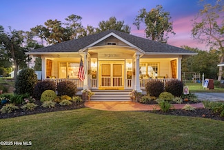 204 Lakeshore Dr, Lake Waccamaw, NC 28450