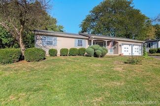 6 Chantilly Ln, North Aurora, IL 60542