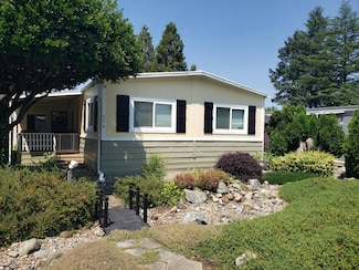 774 Roguelea Ln, Grants Pass, OR 97526