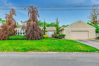 11 Woodside Ave, Islip, NY 11751