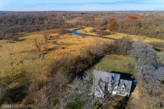 68 Flint Dr, Lake Barrington, IL 60010