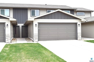 5623 E Brennan Dr, Sioux Falls, SD 57110