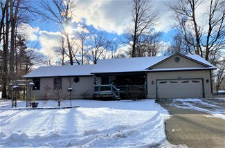 415 W Maple St, Fruitport, MI 49415