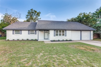 329 Chateau Dr, Fort Worth, TX 76134