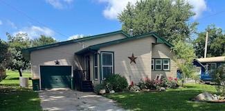 911 7th Ave SW, Independence, IA 50644