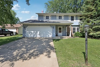 32 Woodridge Ln, Streamwood, IL 60107