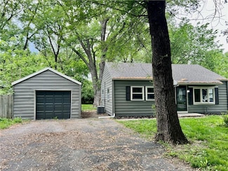 8416 Greenwood Rd, Raytown, MO 64138