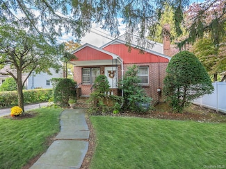 8 Cambridge St, Glen Cove, NY 11542