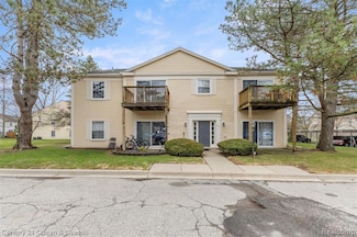 910 Chestnut Hill Dr Unit E, Auburn Hills, MI 48326