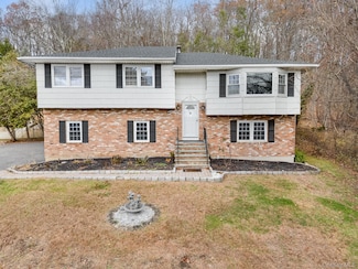 26 Astor Dr, Mahopac, NY 10541