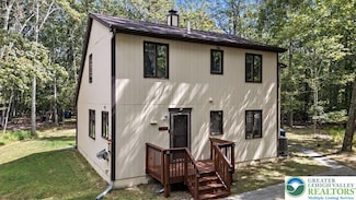 134 Oakenshield Dr, Tamiment, PA 18371