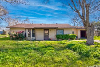 905 E 2nd Ave, Nixon, TX 78140