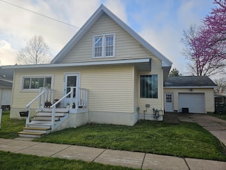 103 Maple St, Three Oaks, MI 49128