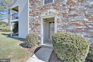 209 Greenview Dr, Lancaster, PA 17601