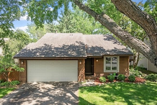 5554 Knoll Dr, Saint Paul, MN 55126