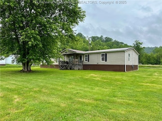 90 Mallie St, Reedy, WV 25270