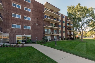 5300 Walnut Ave Unit 11B, Downers Grove, IL 60515